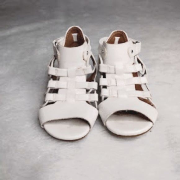 Toddler Girl  white dress shoes 🔥 5$ if you Get Bundle 🔥 - Picture 1 of 5